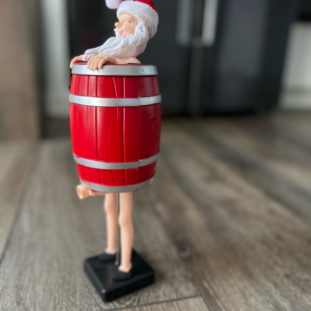 Santa Claus in Wooden Barrel Cigarette Dispenser 🎅 - Picture 4 of 15